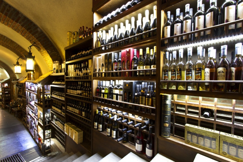 bar-CAILLE-min_world_street_travel_shop_canon_georgia_wine_bottles-429767